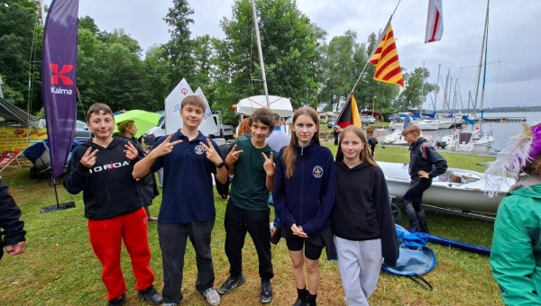 Sukcesy młodych żeglarzy Sztormu – starty w Wierzchlądzie i Lubikowie